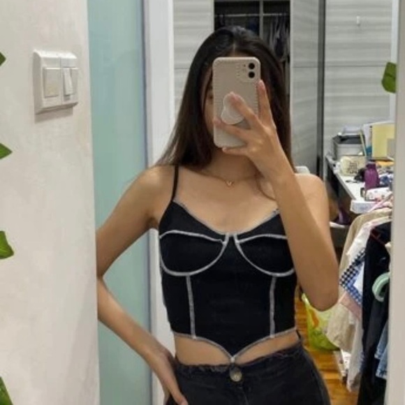 Contrast stitch asymmetrical hem crop top - Picture 2 of 4